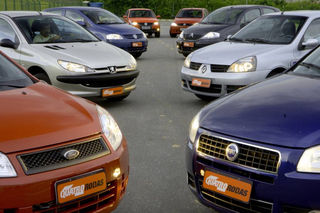 COMPARATIVO Fiesta 1.6, da Ford; Palio ELX 1.4, da Fiat; 206 1.4 Sensation, daPeugeot; Clio 1.6 16v, da Renault; Fox 1.6 Plus, da Volkswagen, C3 1.4 GLX, da Citroën; Gol 1.6 City, da Volkswagen e Corsa 1.8 Joy da General Motors, durante teste comparativo da revista Quatro Rodas.