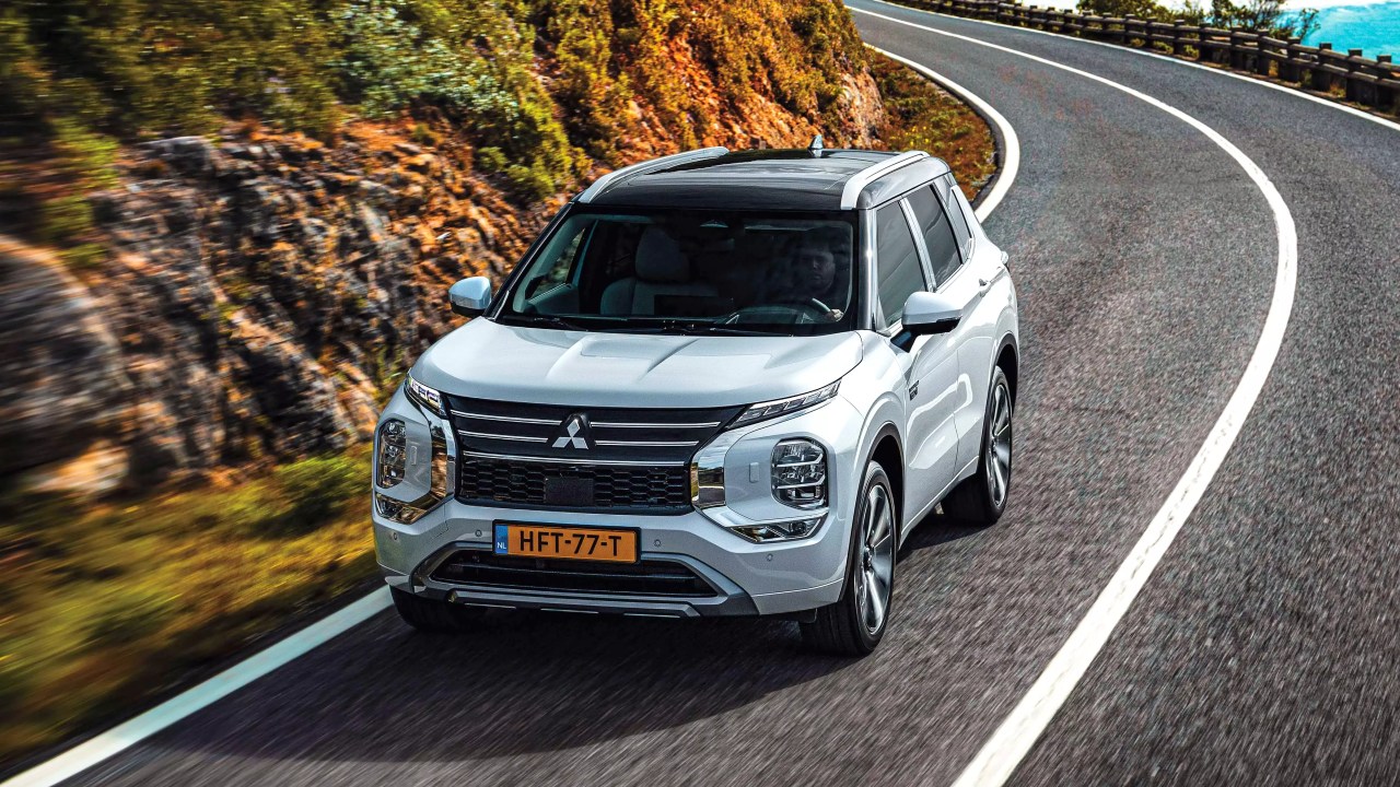 Outlander PHEV White Diamond_005HR