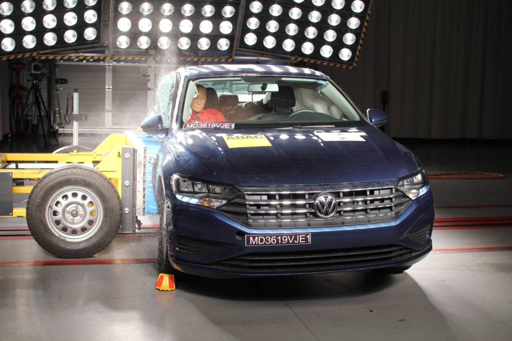 Novo Volkswagen Jetta 2026 recebe nota máxima em teste de colisão