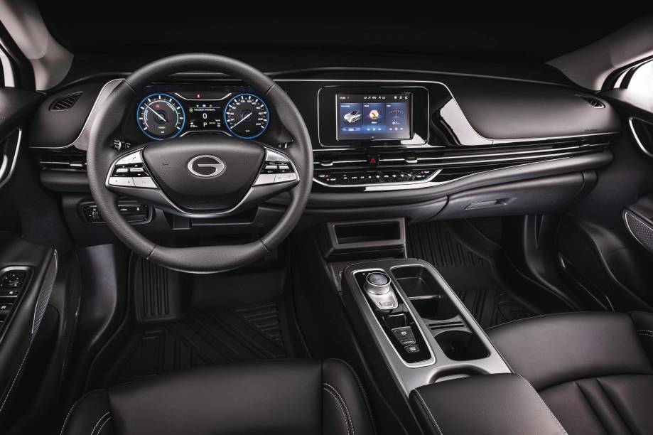 Quadro de instrumentos é analógica e central multimídia só tem Apple CarPlay Quadro de instrumentos é analógica e central multimídia só tem Apple CarPlay