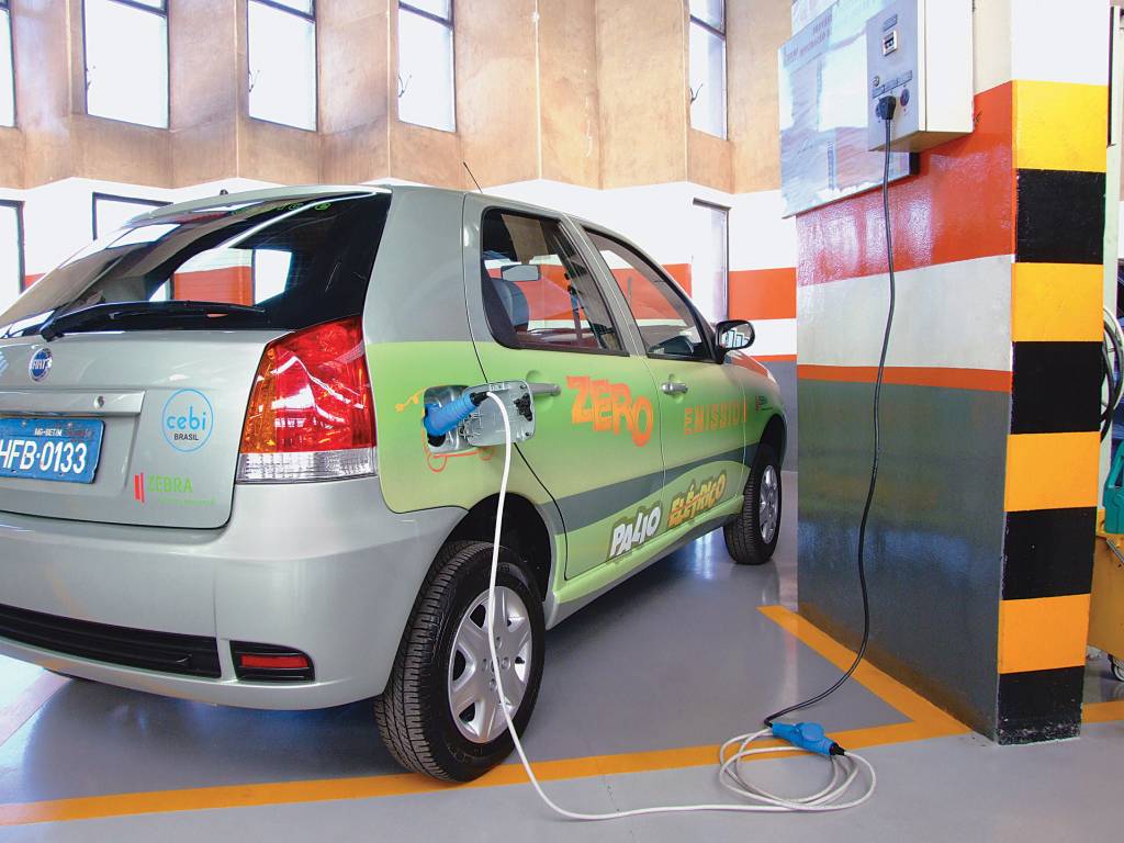 fiat palio eletrico Palio Elétrico, da Fiat, recarregando as baterias, testado pela revista Quatro Rodas.
