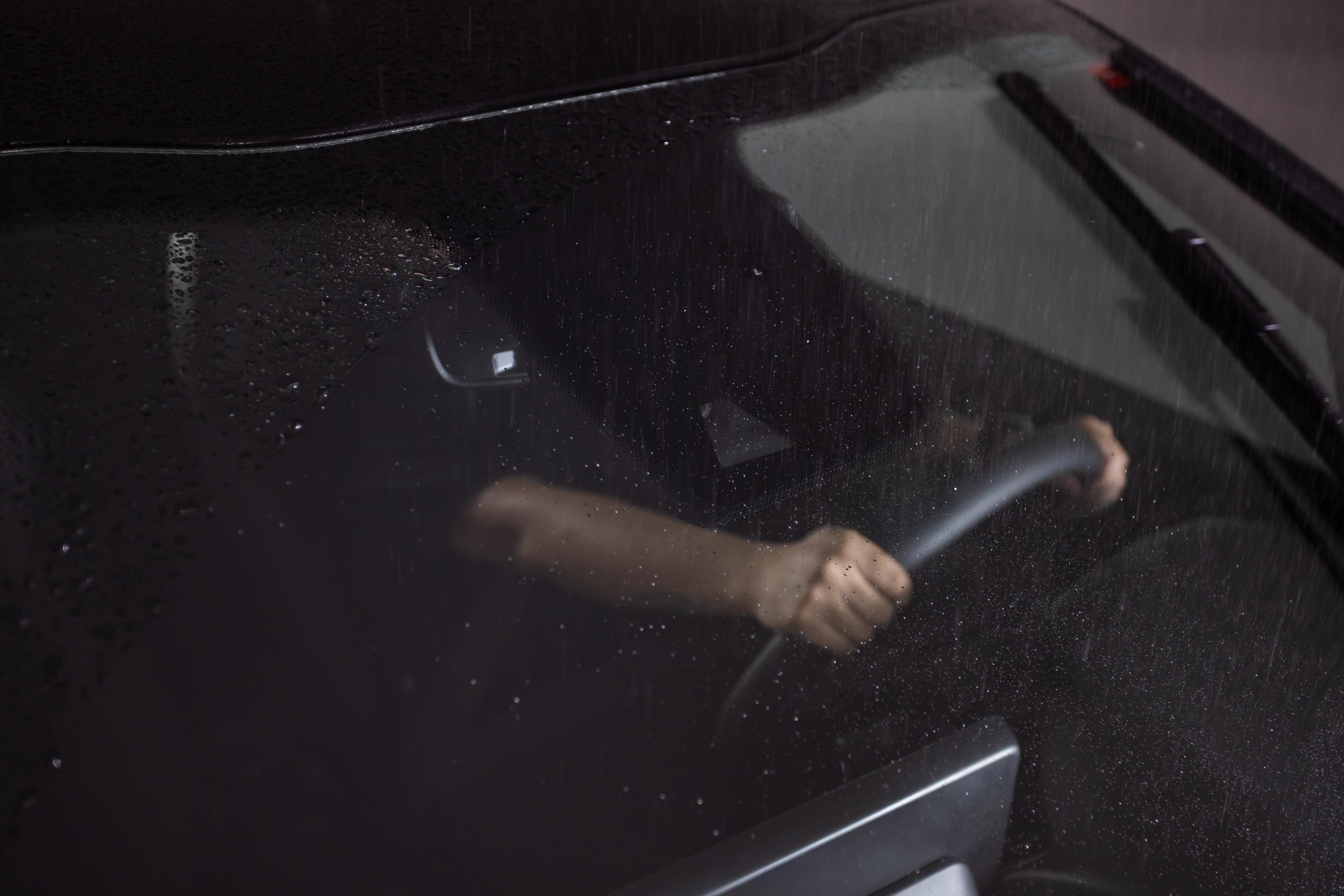 Sensor de chuva fica pr&oacute;ximo ao retrovisor interno