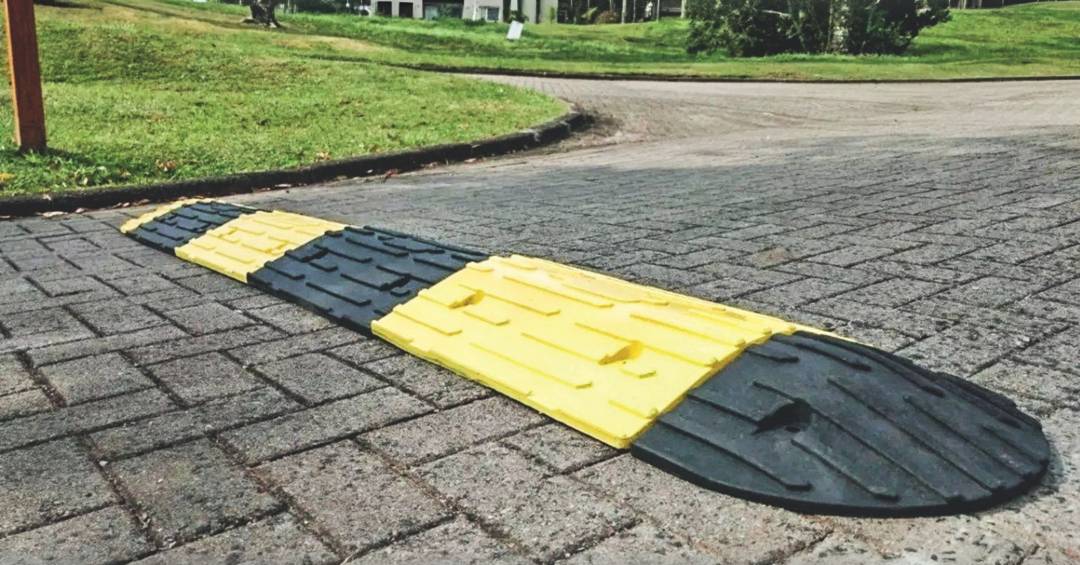Aprenda a passar por um quebra-molas sem quebrar o seu carro