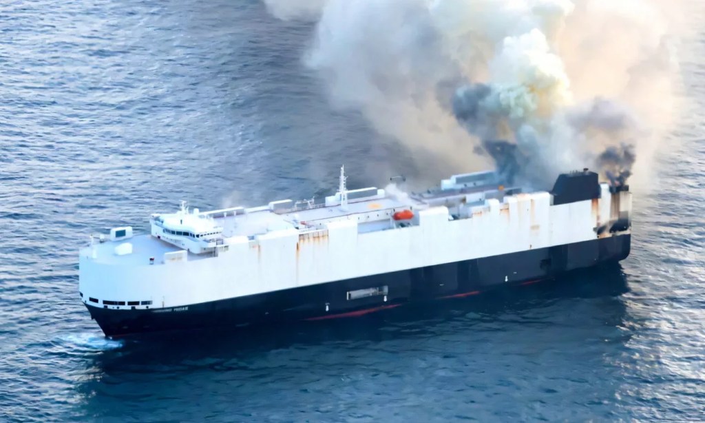 Navio com 3.000 carros fica à deriva após incêndio em carros elétricos