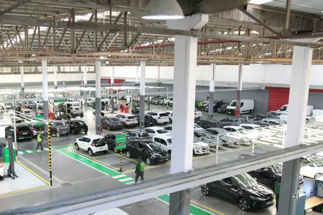 IMG_8568 (1) No Centro de Desativação de Barueri, a estrutura impressiona: três galpões, 400 profissionais em dois turnos e uma lógica de produção que mais parece uma linha de montagem — só que dedicada a restaurar, não a montar