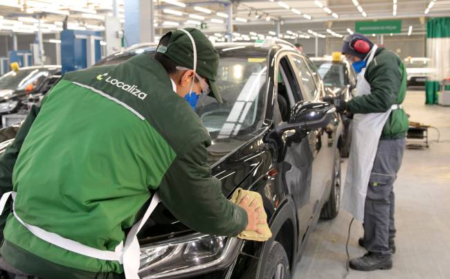 IMG_8659 A marca Localiza Seminovos foi criada em 1991 com a missão de comercializar diretamente ao público final os veículos que saem das operações de aluguel. E, assim como aquele seu amigo que cuida do carro como se fosse da família, a Localiza tem um histórico de zelo durante todo o ciclo: desde a compra junto às montadoras, passando por cada devolução e manutenção, até a higienização completa ao fim da locação