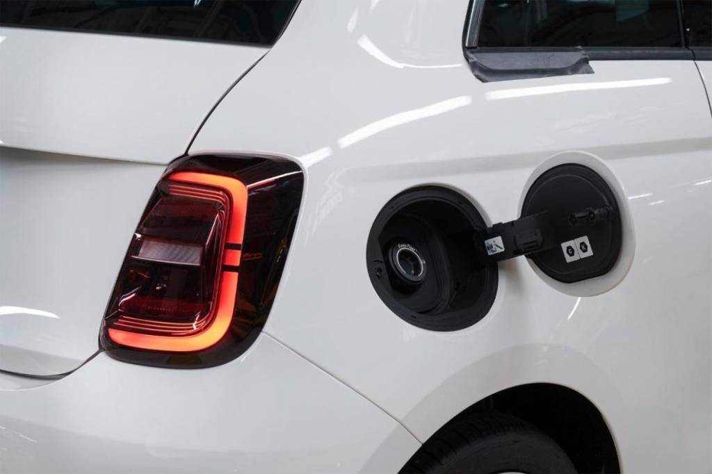 fiat-500-hybrid-prototype-2025-blanc-trappe-carburant-ard-mk-bd_1 fiat-500-hybrid