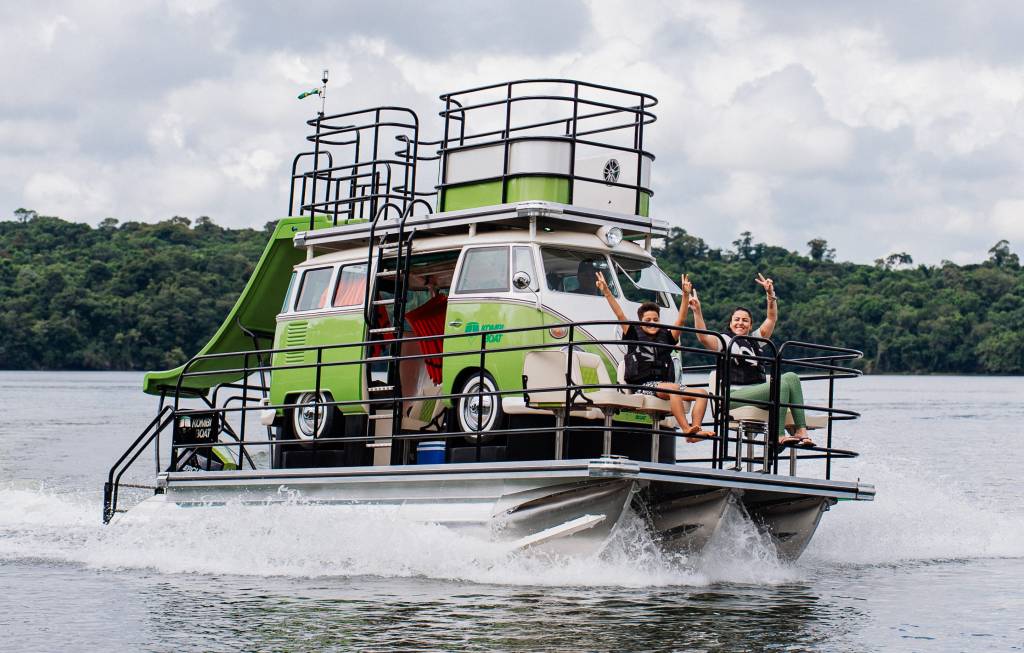 Empresa brasileira cria catamarã inspirado em Kombi Corujinha; veja preço