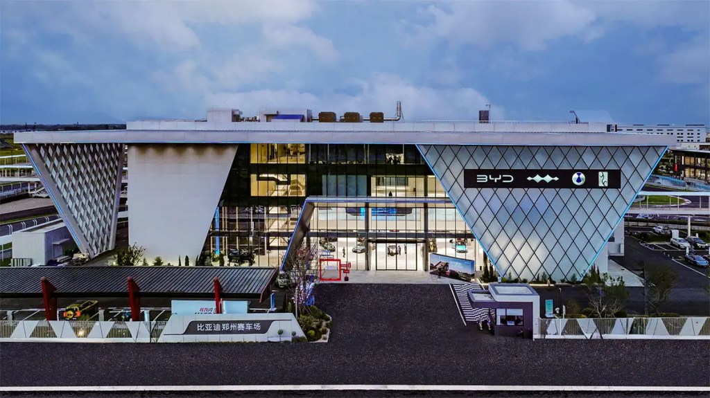 BYD agora tem parque de diversões com pistas, duna e até piscina, mas só para carros