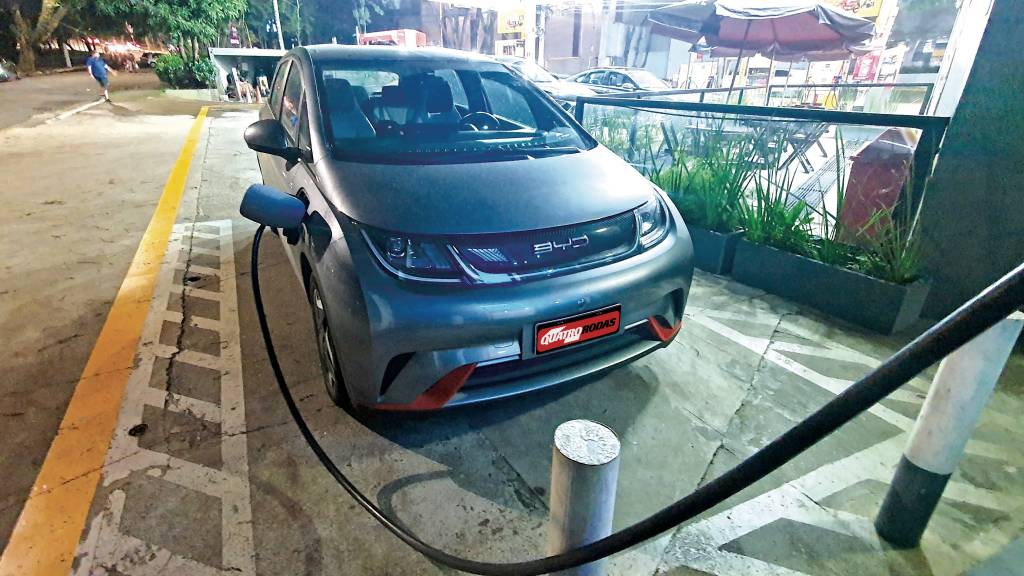 Nosso BYD Dolphin ficou preso no carregador; veja o que fazer nesta situação