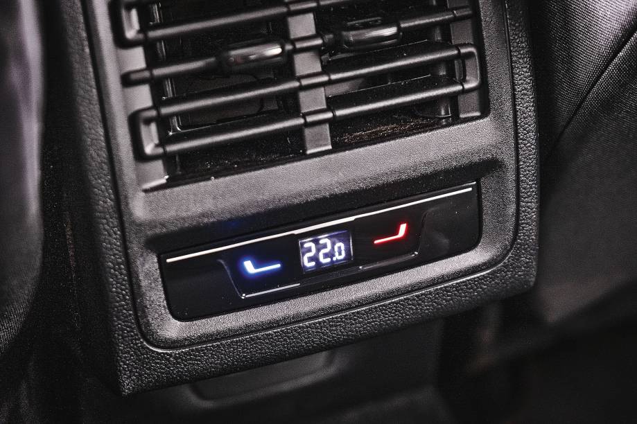 Quem vai atrás tem uma zona exclusiva de ar-condicionado e duas entradas USB-C Quem vai atrás tem uma zona exclusiva de ar-condicionado e duas entradas USB-C