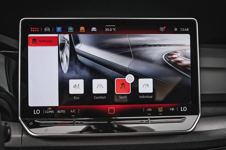 Multimídia exagera no tamanho e quadro de instrumentos tem layout esportivo Multimídia exagera no tamanho e quadro de instrumentos tem layout esportivo