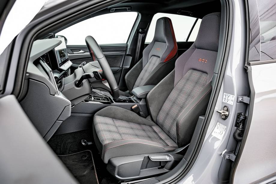 Bancos xadrezes são padrão no Brasil; espaço traseiro é só suficiente Bancos xadrezes são padrão no Brasil; espaço traseiro é só suficiente