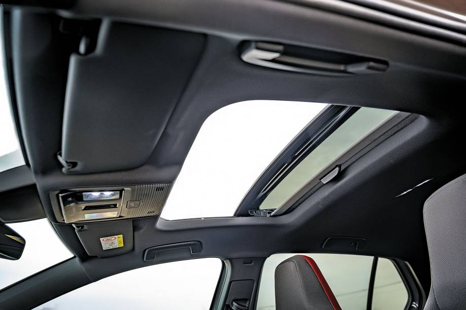 Teto solar com abertura elétrica e som Harman Kardon de 380 W são itens de série Teto solar com abertura elétrica e som Harman Kardon de 380 W são itens de série