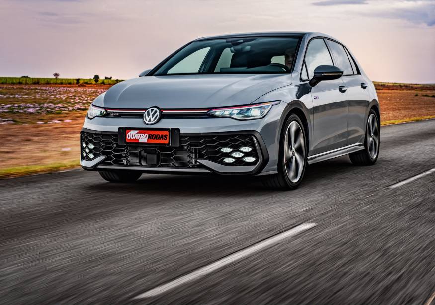 Golf GTI é o primeiro Volks com emblema frontal iluminado no Brasil Golf GTI é o primeiro Volks com emblema frontal iluminado no Brasil