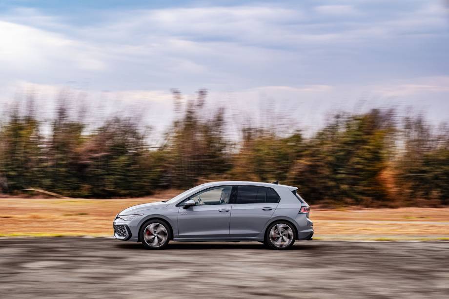 Capô baixo e coluna D em “S” são clássicos no desenho do Golf Capô baixo e coluna D em “S” são clássicos no desenho do Golf