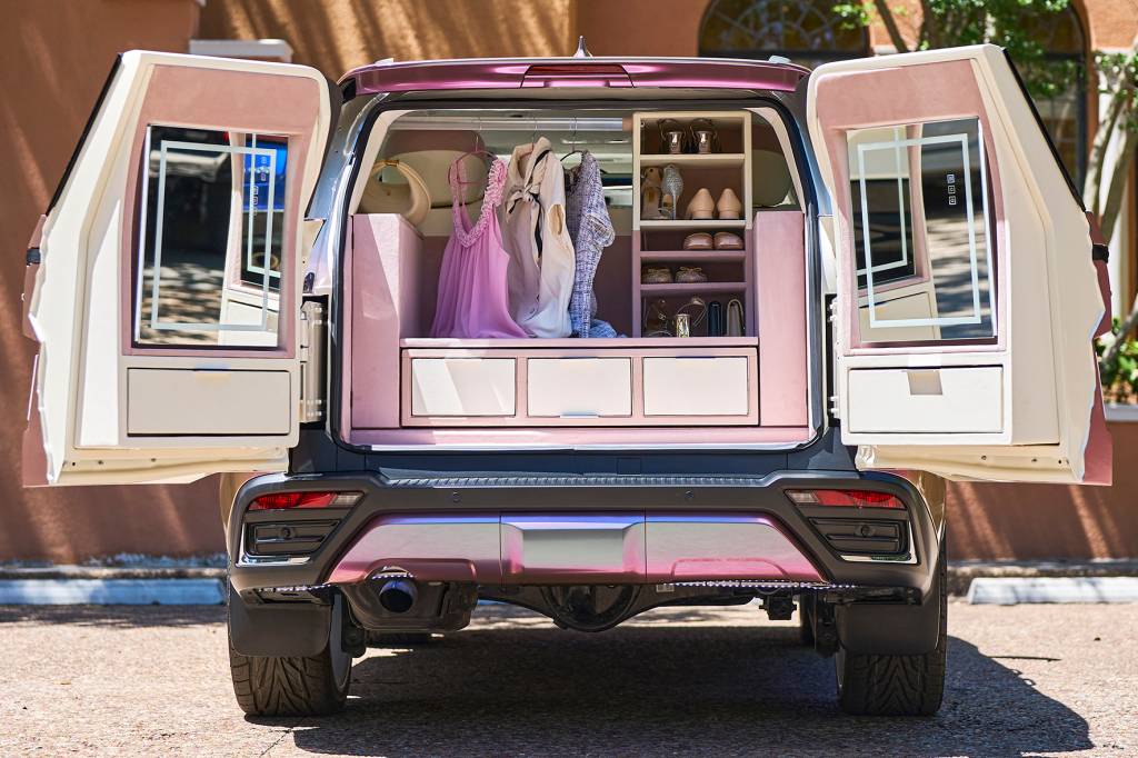 Lexus transforma SUV em suíte de luxo com salão de beleza e closet