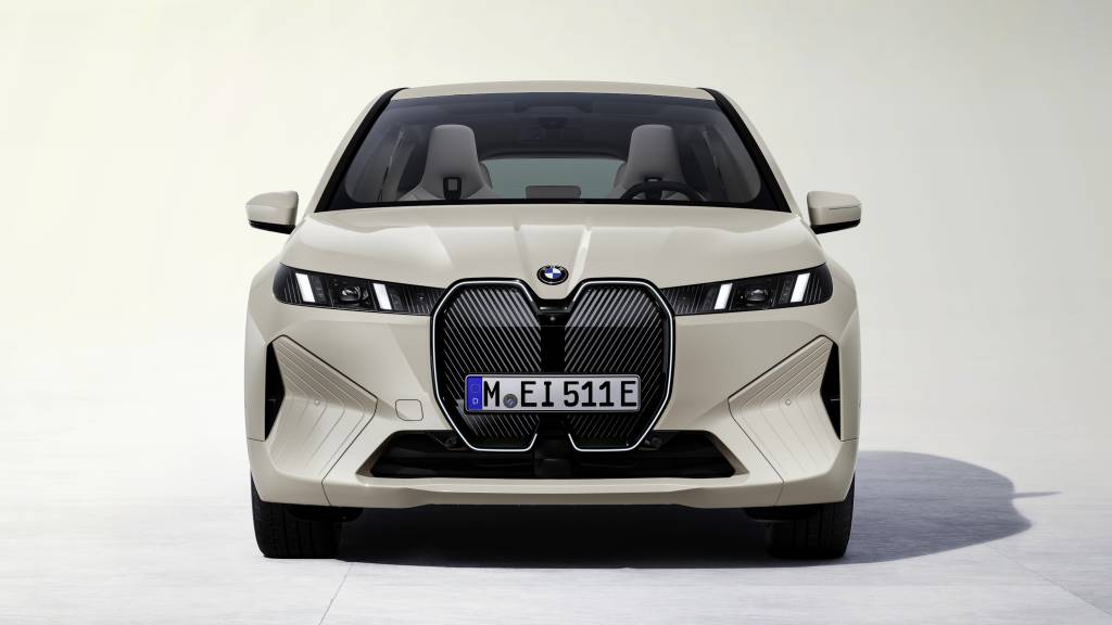 Chineses adoram as grades enormes da BMW, que não vai se render às críticas