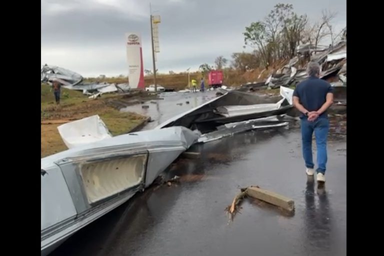Temporais em SP destroem fábrica da Toyota e paralisam produção de veículos