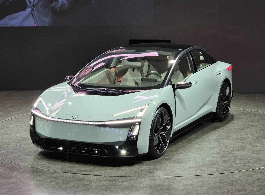 Novo Toyota Corolla 2027 evolui com design radical e terá versão elétrica