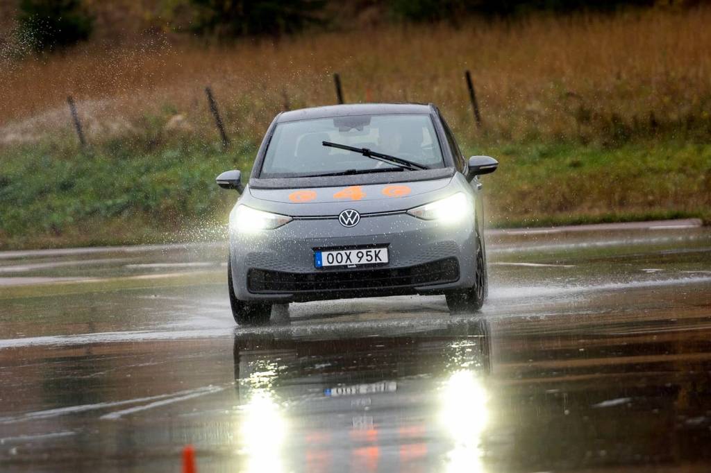 Motoristas suecos passam por treinos até de derrapagem a cada cinco anos