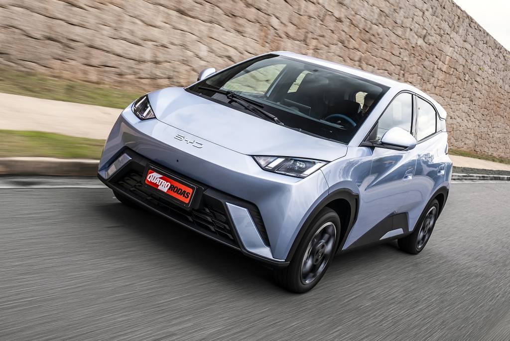 BYD Dolphin Mini 2026 mantém virtudes e passa a ter uma boa suspensão