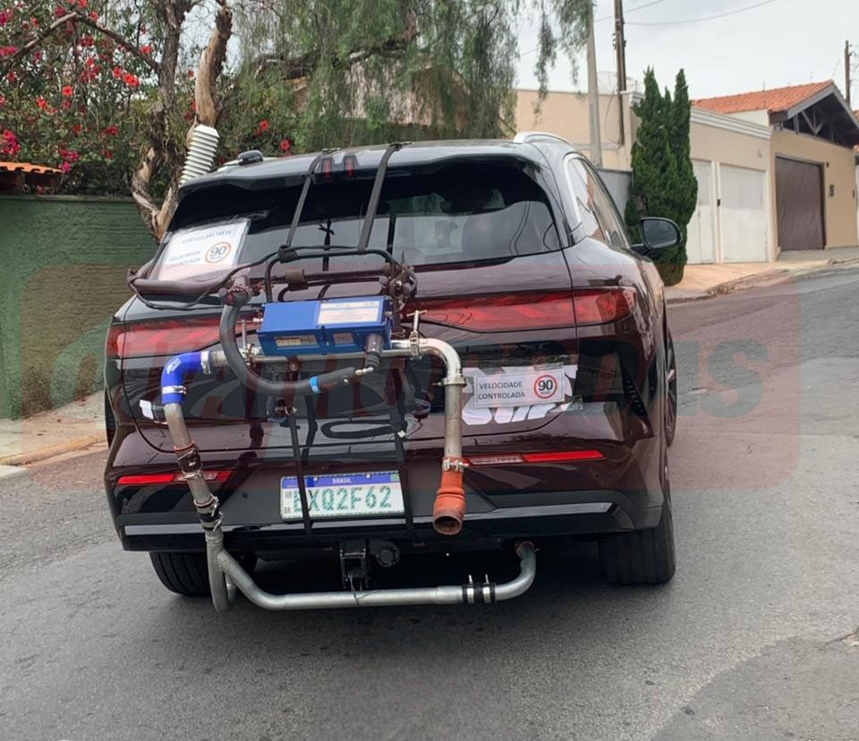 Novo BYD Tan híbrido plug-in flex aparece em testes no Brasil