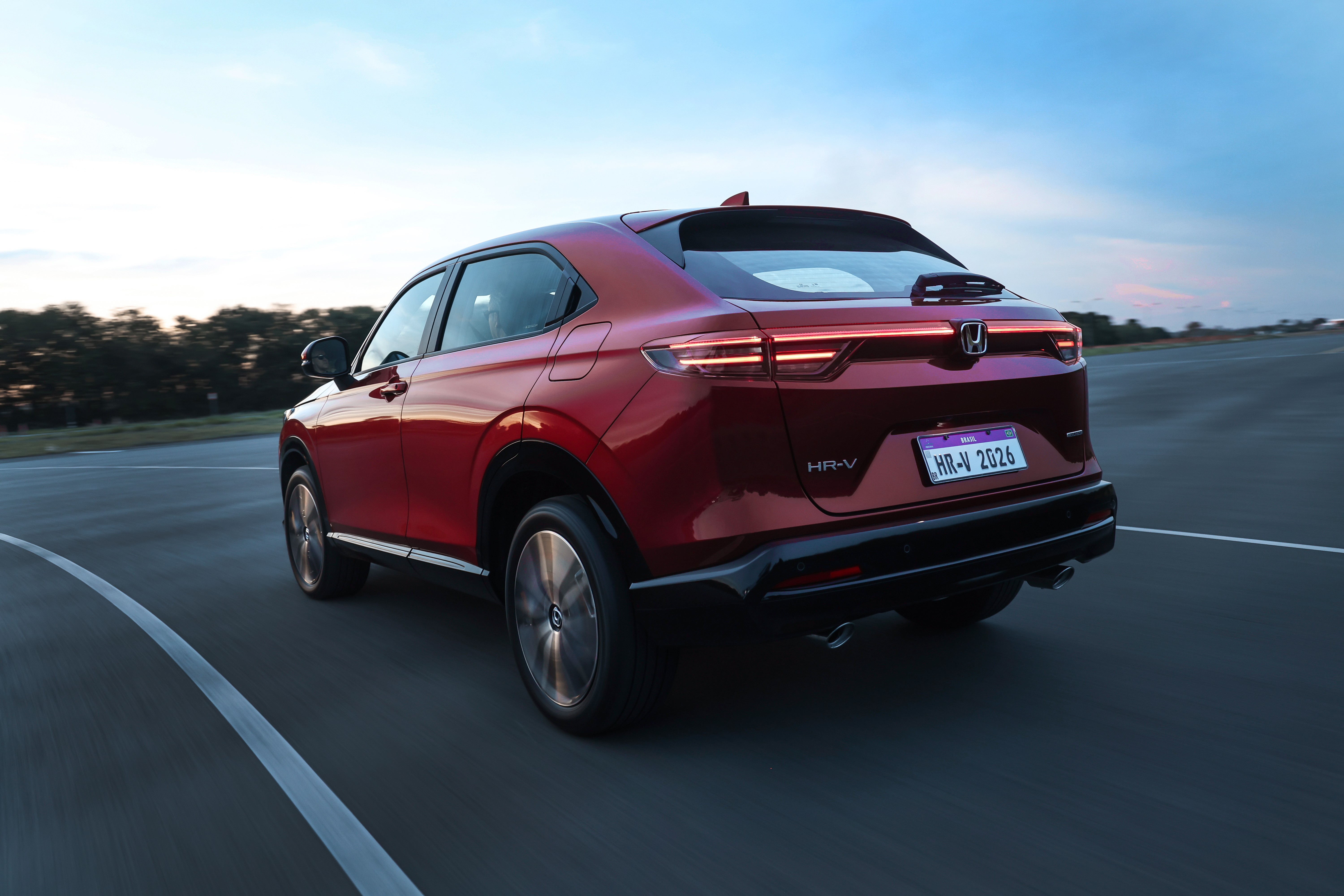 Com atualizações por toda carroceria, a nova linha do SUV traz novo conjunto óptico e grade com acabamento black piano