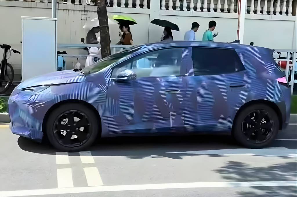 Nova geração do BYD Dolphin surge em testes e detalhe sugere versão híbrida flex