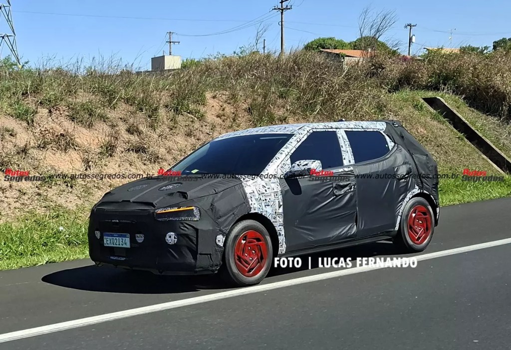Novo Hyundai HB20 2027 aparece em testes e pode estrear no ano que vem