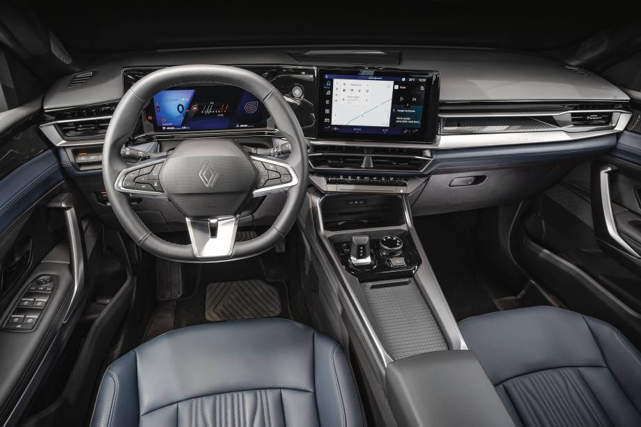 Interior é sofisticado e tem revestimentos em azul na versão Iconic Interior é sofisticado e tem revestimentos em azul na versão Iconic