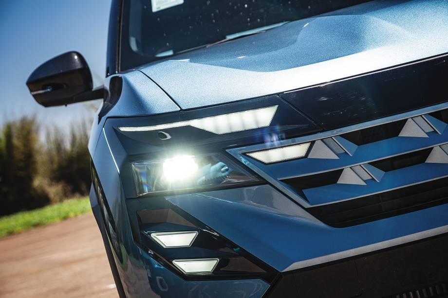 Conjunto frontal de iluminação é inconfundível Conjunto frontal de iluminação é inconfundível