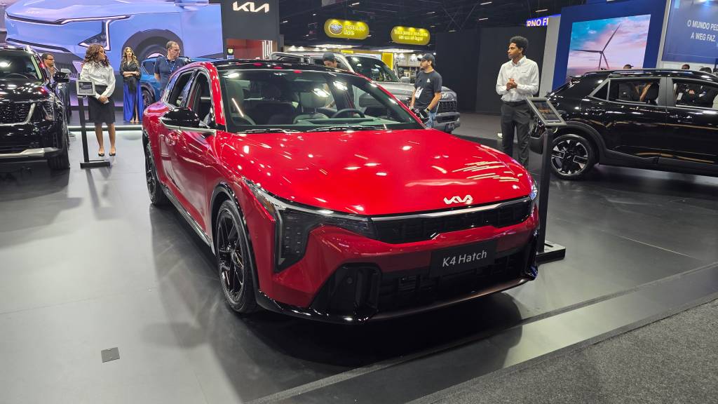 Kia K4 hatch e sedã virão ao Brasil em 2026 com 1.6 turbo do Hyundai Creta