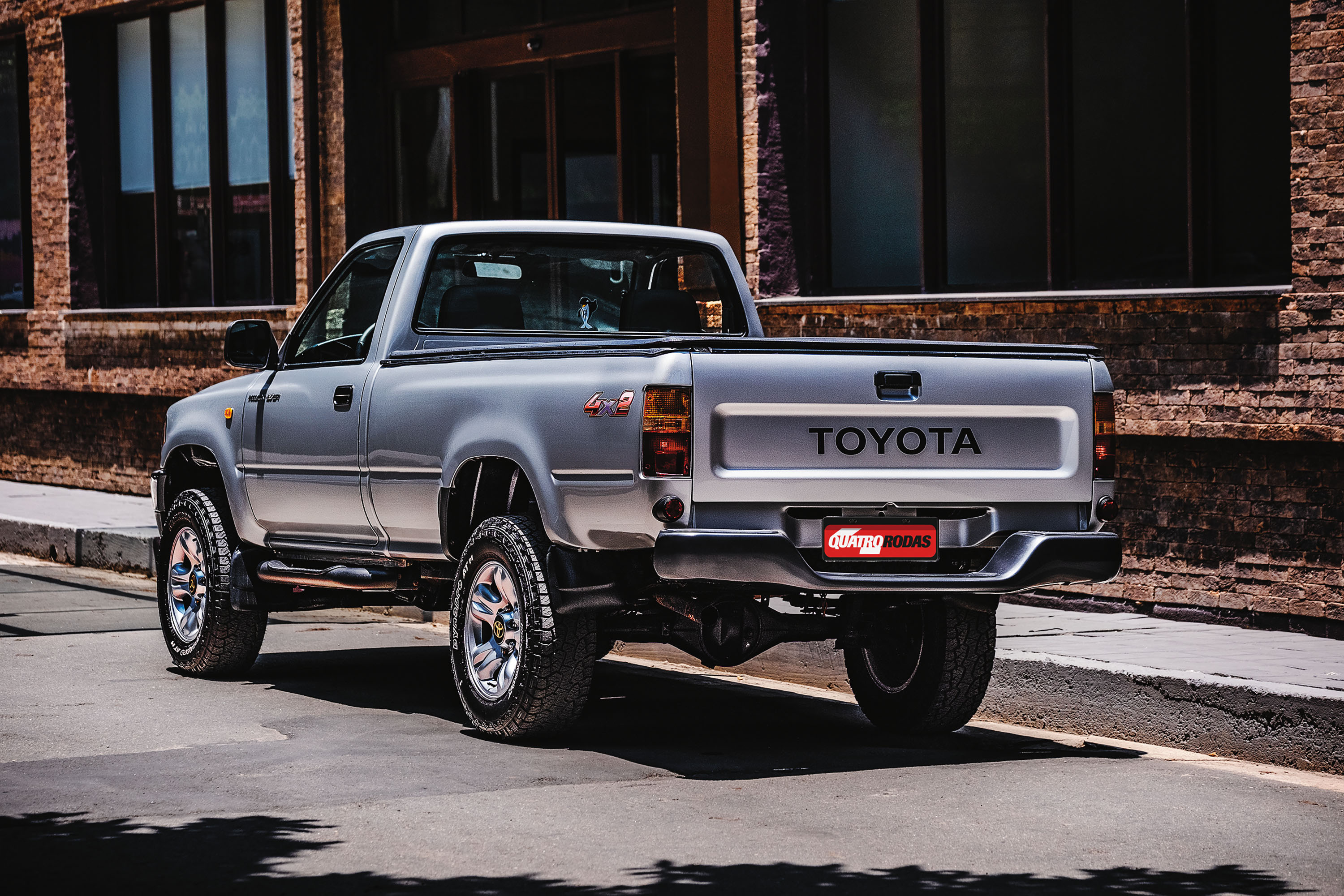 Toyota Hilux tem fama de imparável e fez sucesso nos cinemas e nos campos de batalha