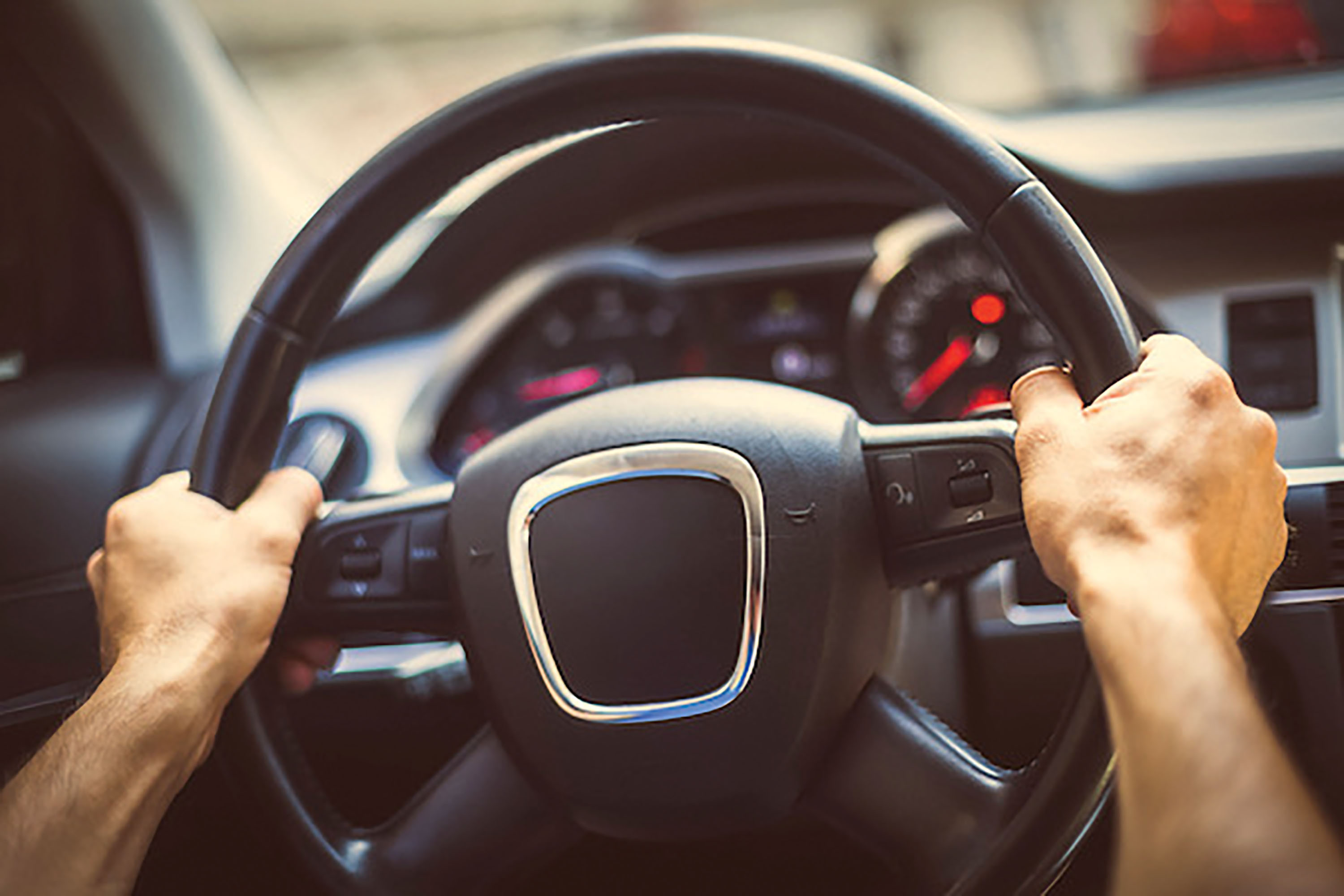 Porque alguns carros viram o volante em acelerações mais fortes?