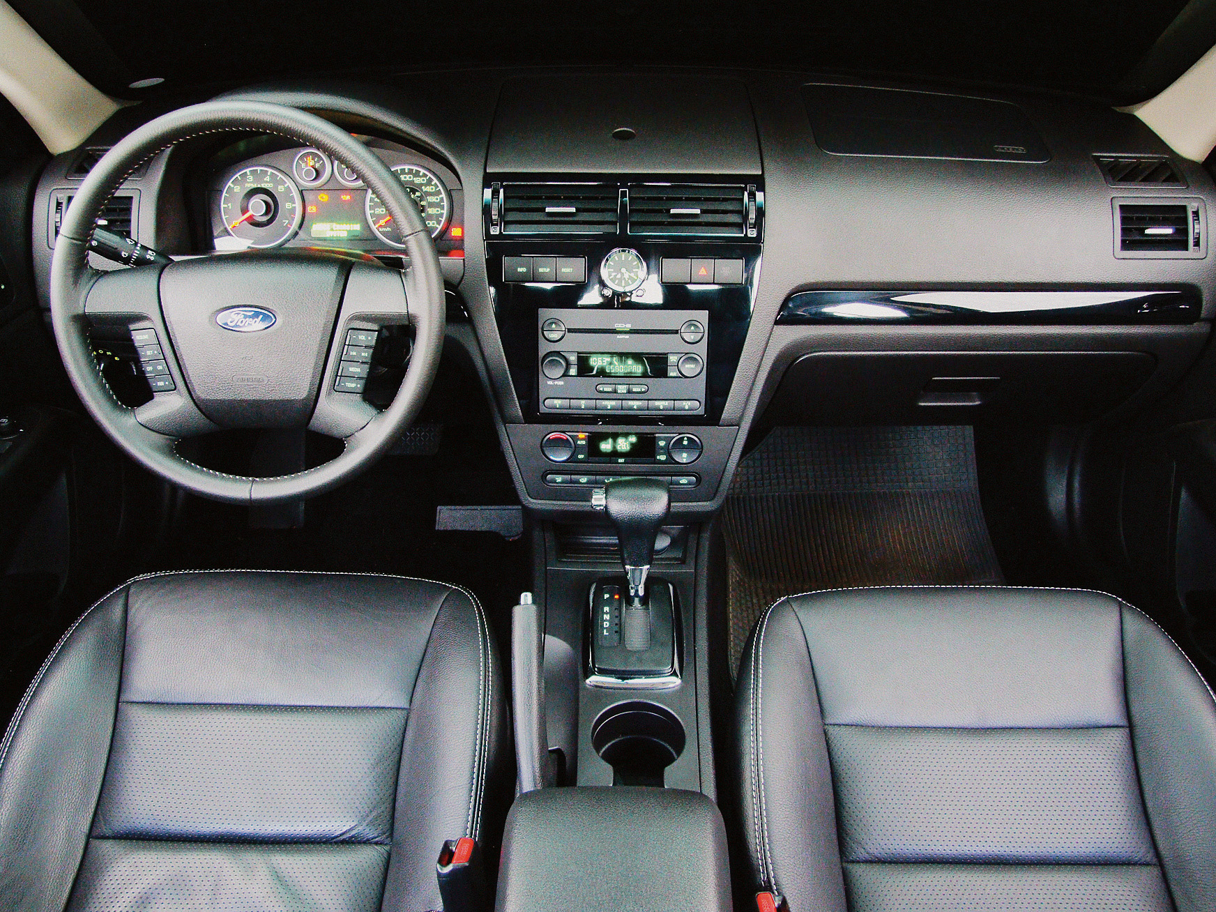 Interior do Fusion SEL, modelo 2006 da Ford, durante teste comparativo da revista Quatro Rodas.