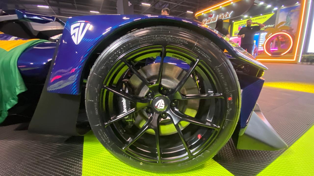 Unico tem rodas de 18 polegadas com pneu semi slick