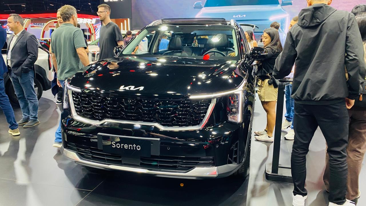 Kia Sorento 2026 em exibição no Salão do Automóvel 2025