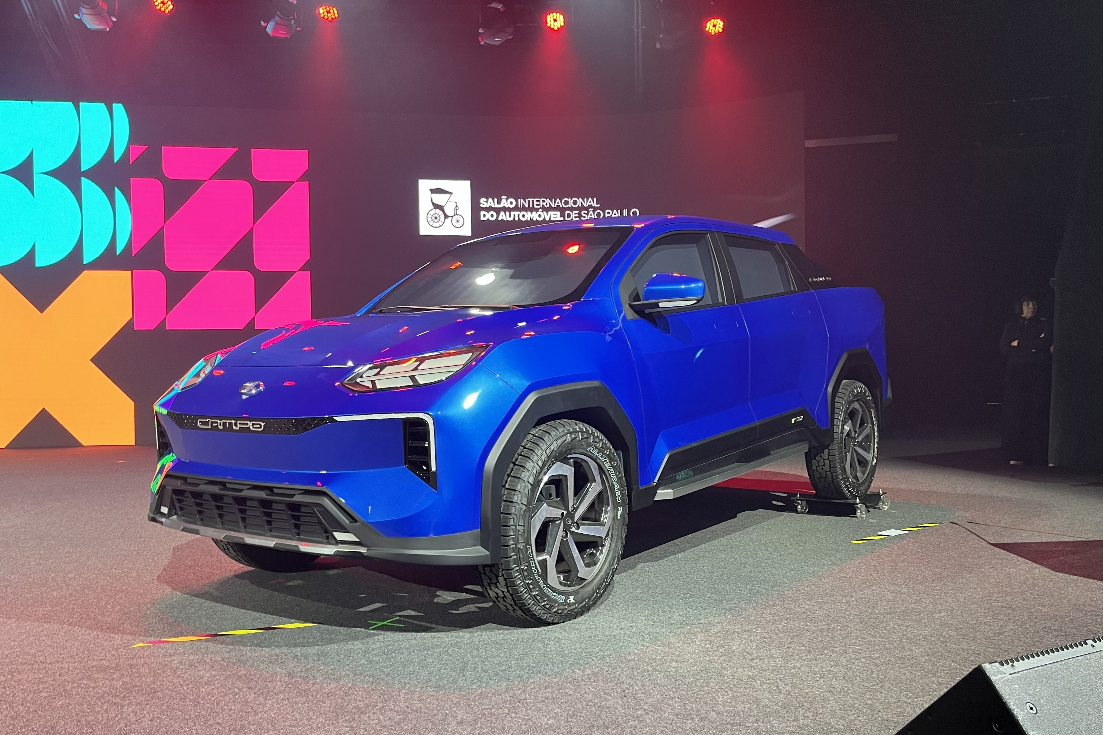 Lecar aproveita Salão para mostrar picape que não funciona e adia produção para 2027