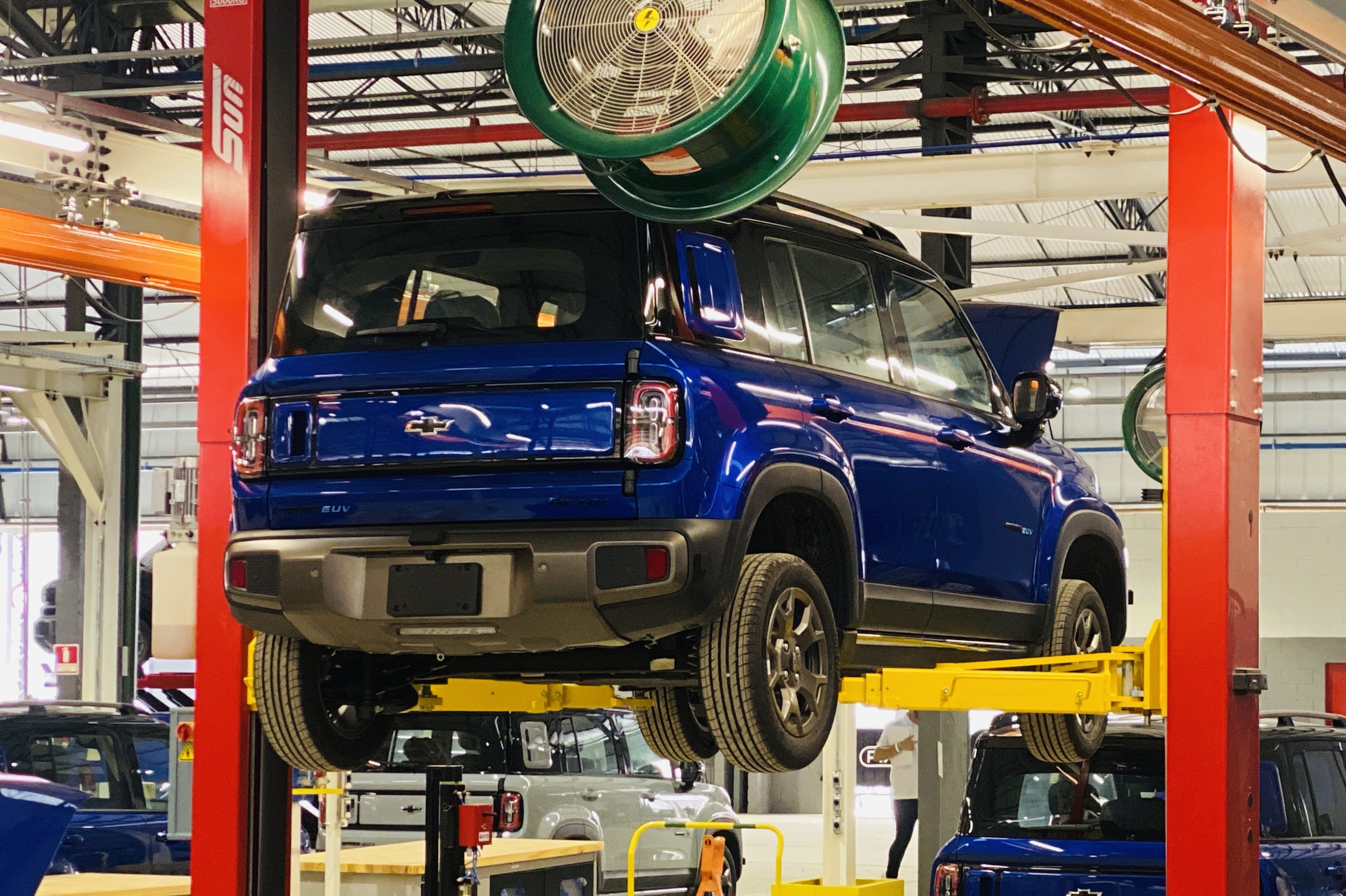 Produção do Cherolet Spark na fábrica da Troller