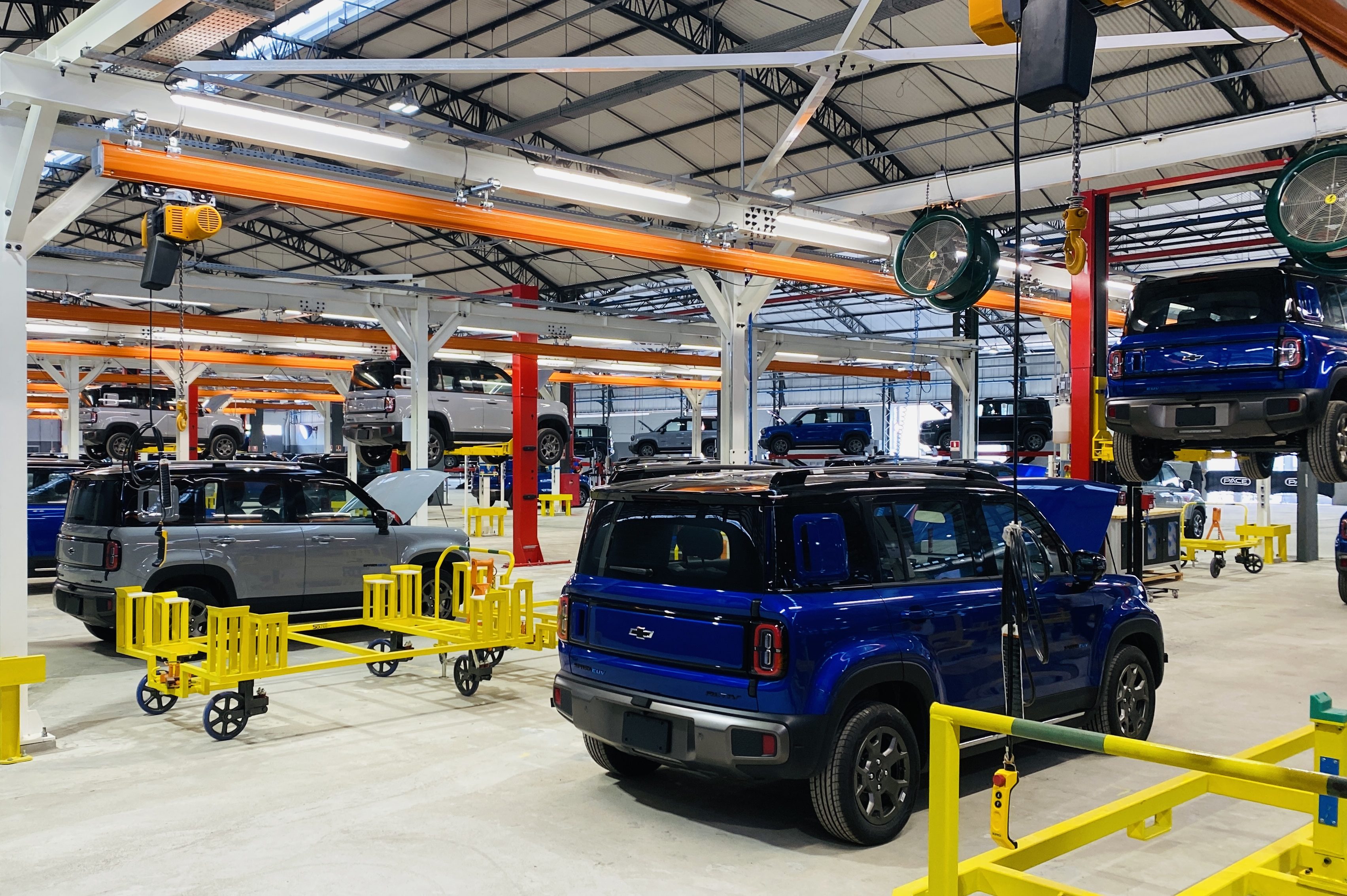 Produção do Cherolet Spark na fábrica da Troller