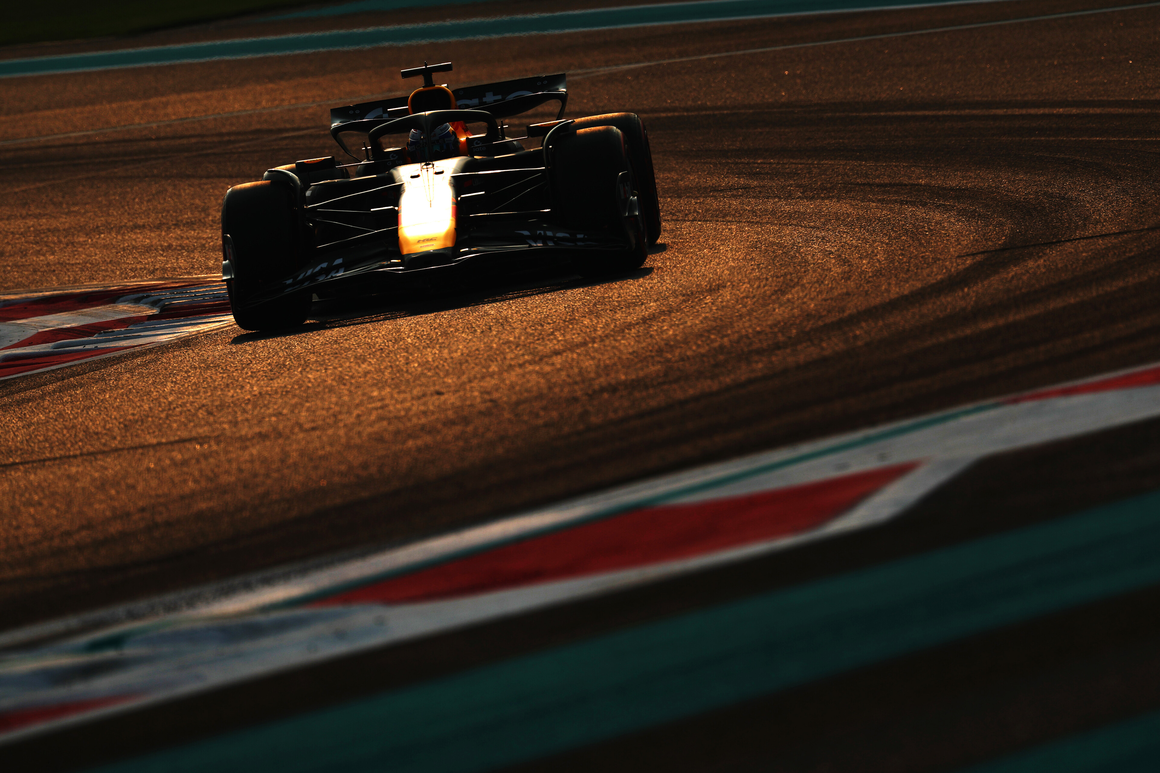 Título da Fórmula 1 2025 será decidido em Abu Dhabi com três pilotos na disputa