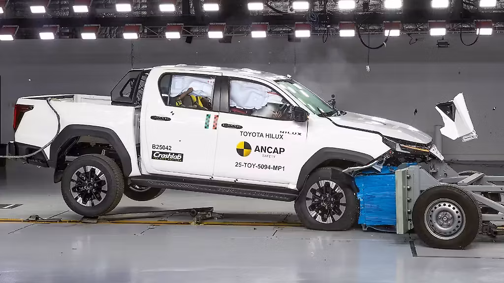 Visão lateral da Toyota Hilux após teste de impacto, mostrando a integridade da cabine