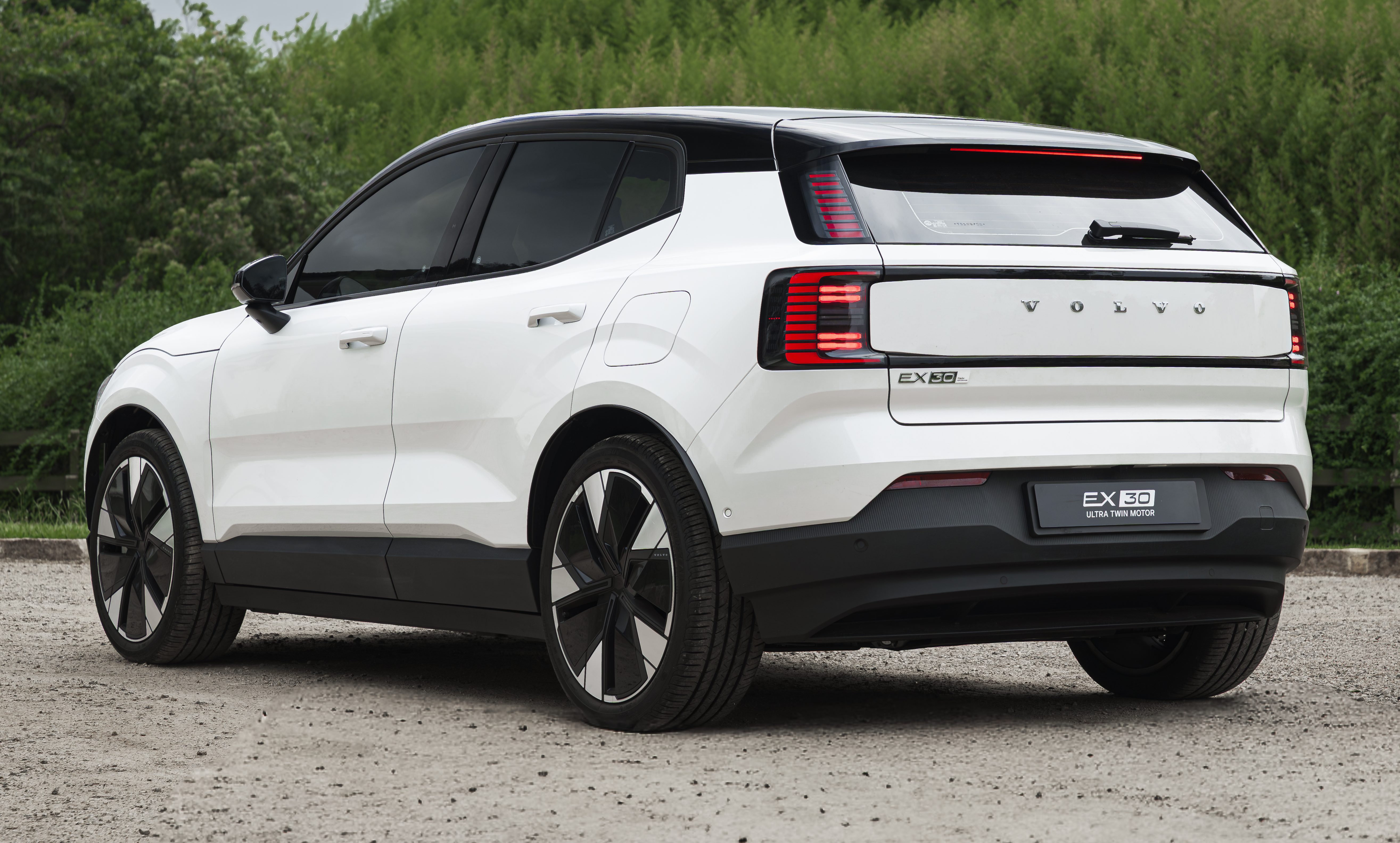 Volvo EX30 2026 estreia com linha reduzida e nova versão Ultra de 428 cv