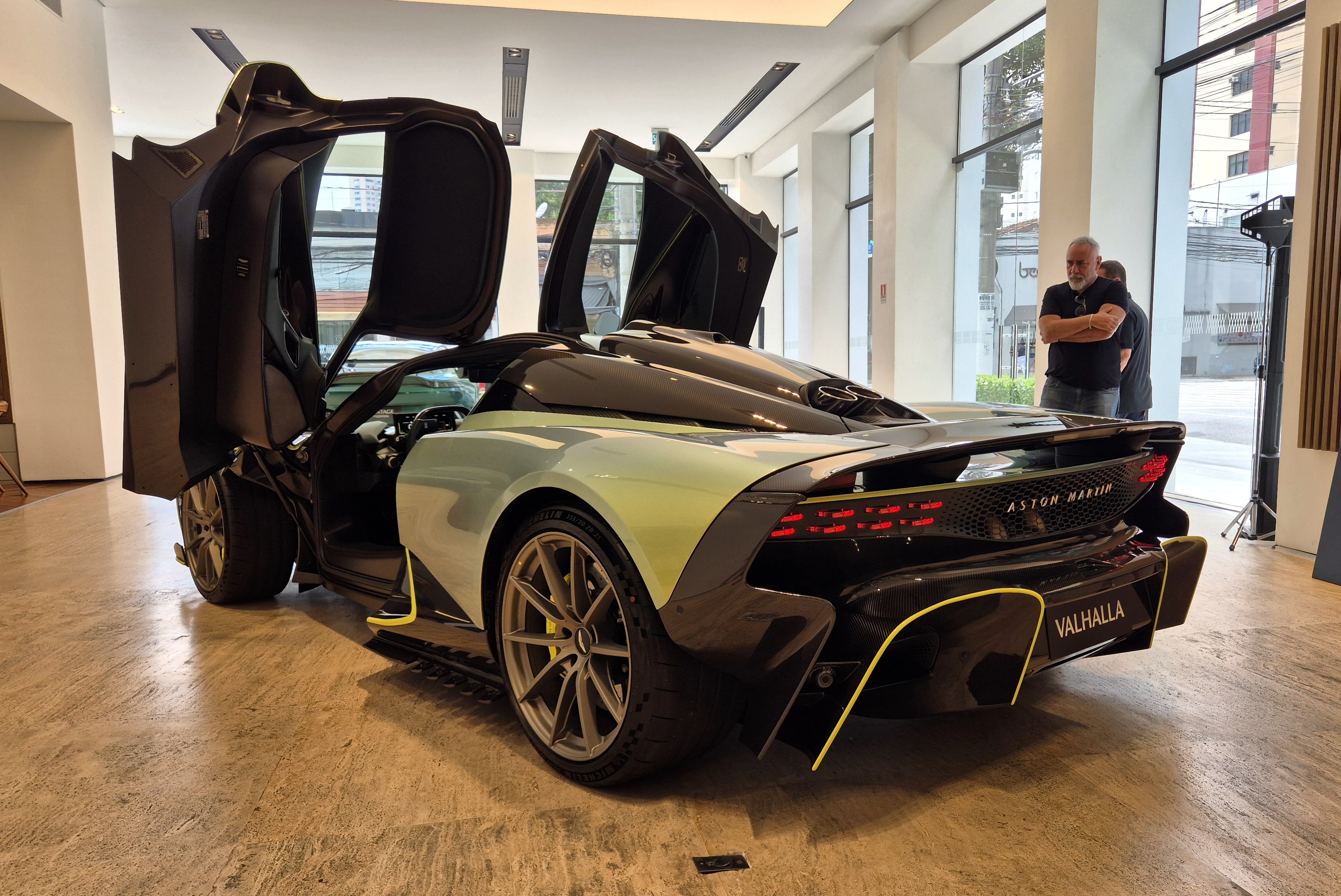 Aston Martin Valhalla tem 1.079 cv e desembarca no Brasil por quase R$ 14 milhões