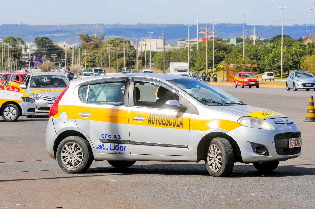 Nova CNH: aprender a dirigir pode ficar mais caro, de acordo com autoescolas