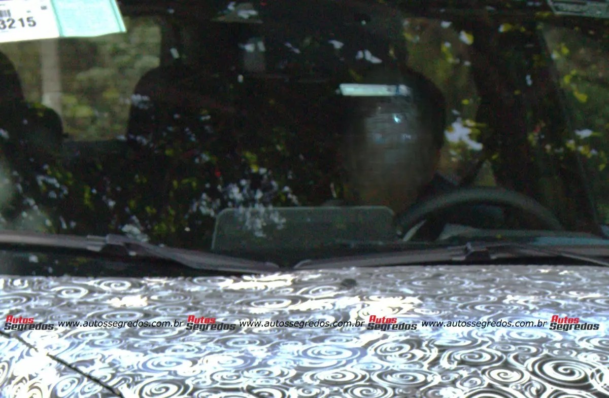 Flagra: Jeep Renegade 2027 terá painel de Compass e versão híbrida nacional