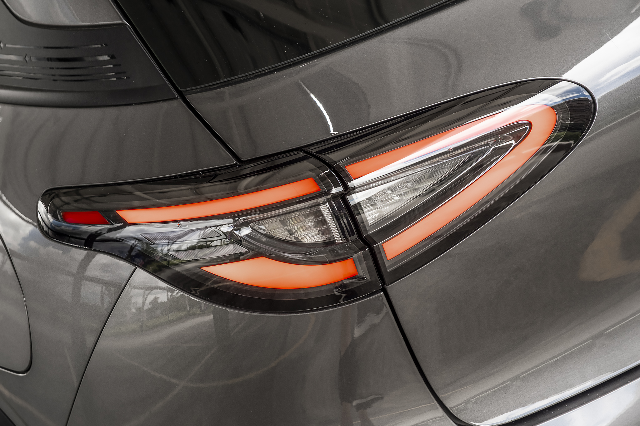 Detalhe da tela de 14,6 polegadas e do console do EX2 Pro