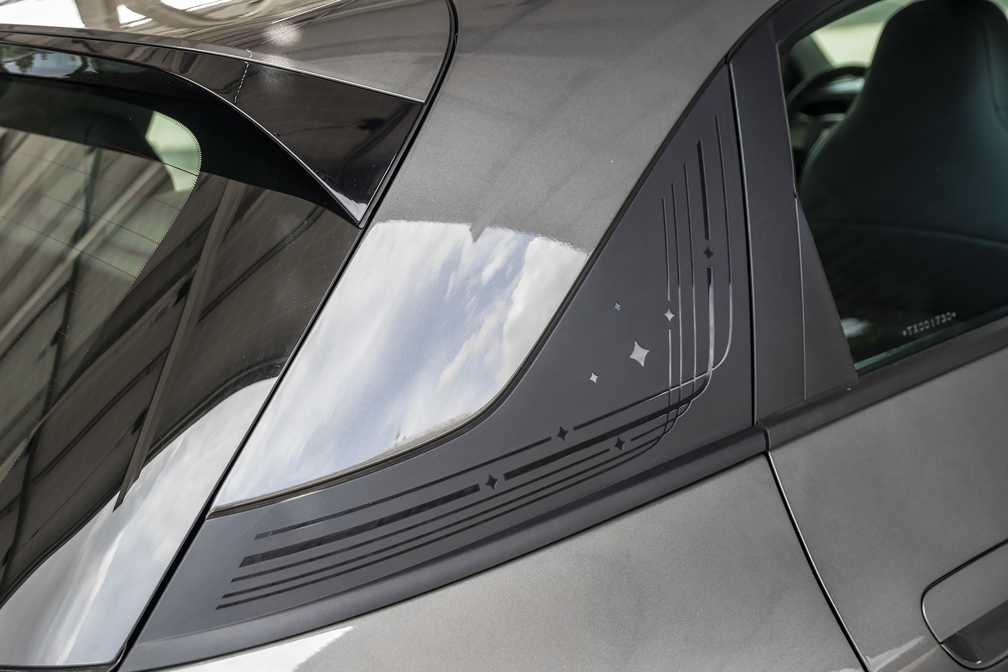 Vista traseira do Geely EX2 Pro, mostrando seu porte