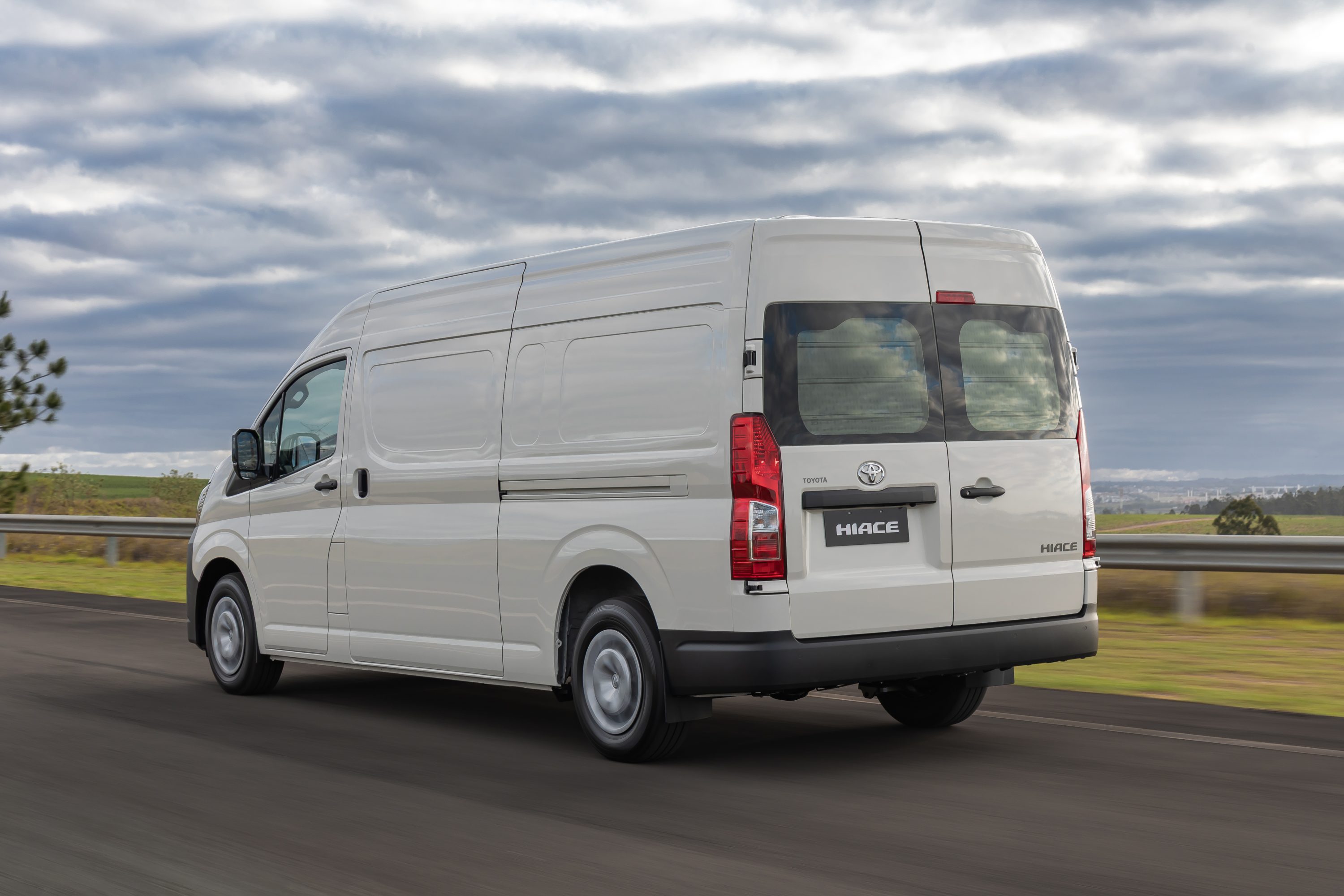 Toyota Hiace 2026 estreia versão Furgão que pode ser guiada com CNH B